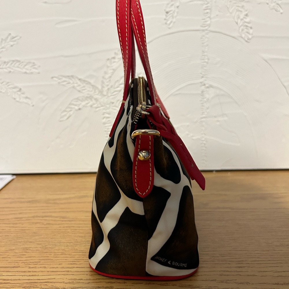 DOONEY & BOURKE GIRAFFE PRINT CANVAS SHOULDER BAG - Picture 6 of 10